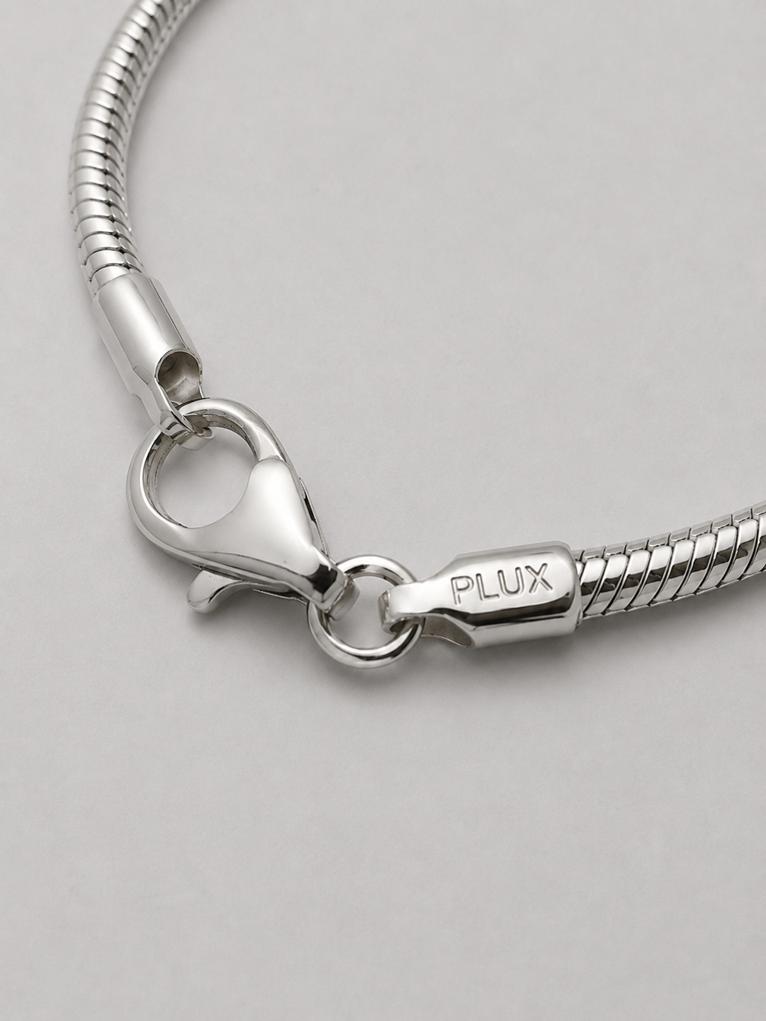 ¿Qué significa el "PLUX" de tu cadena o pulsera?