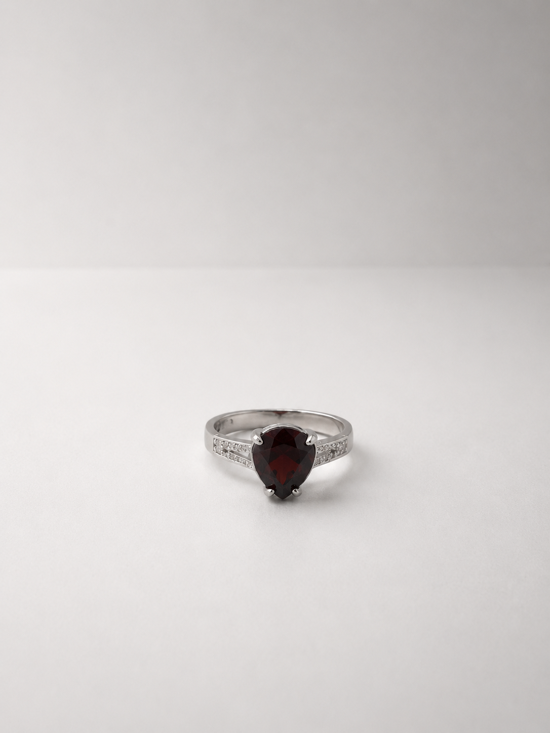 Anillo Scarlet